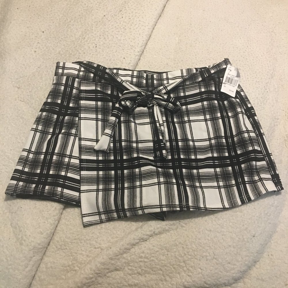 RAINBOW BLACK/WHITE SKORT SIZE XL